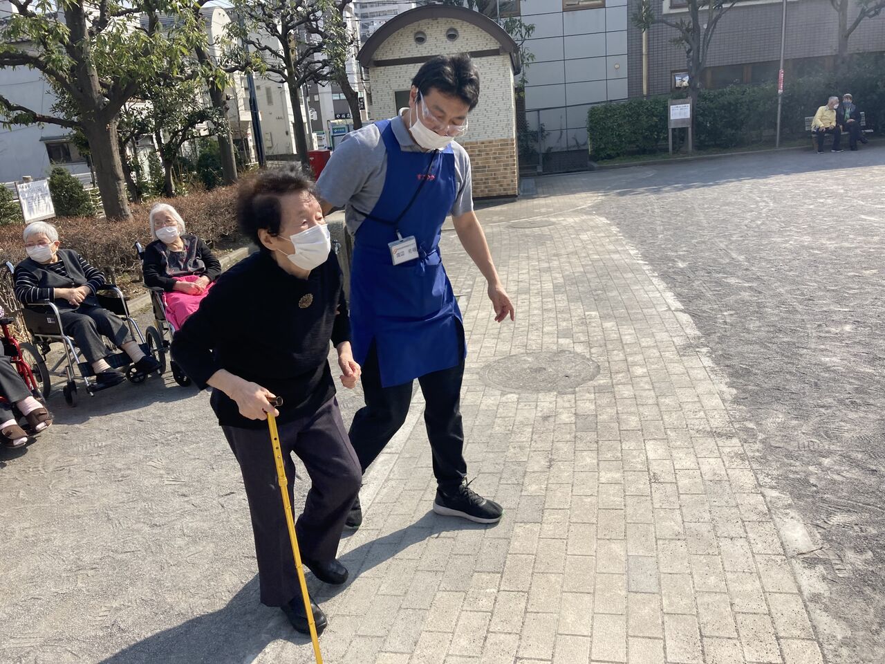 春を感じる公園で＾＾(すこやかホーム東陽町）